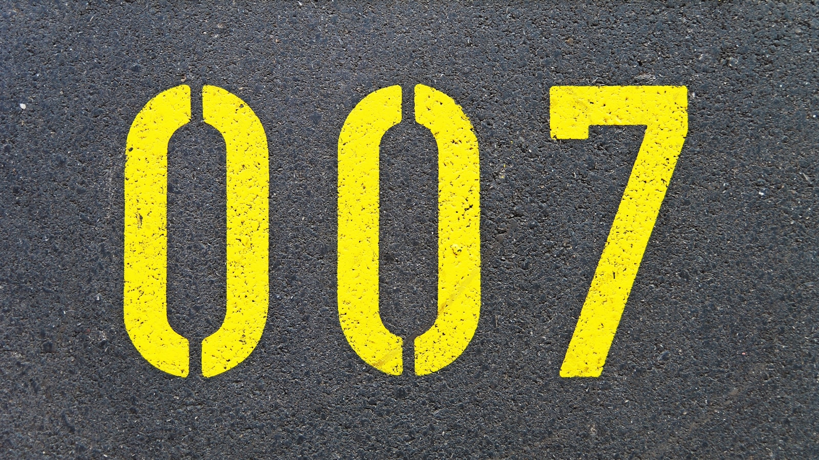 Parkplatz 007 – für James Bond? | parking lot 007 – for James Bond?